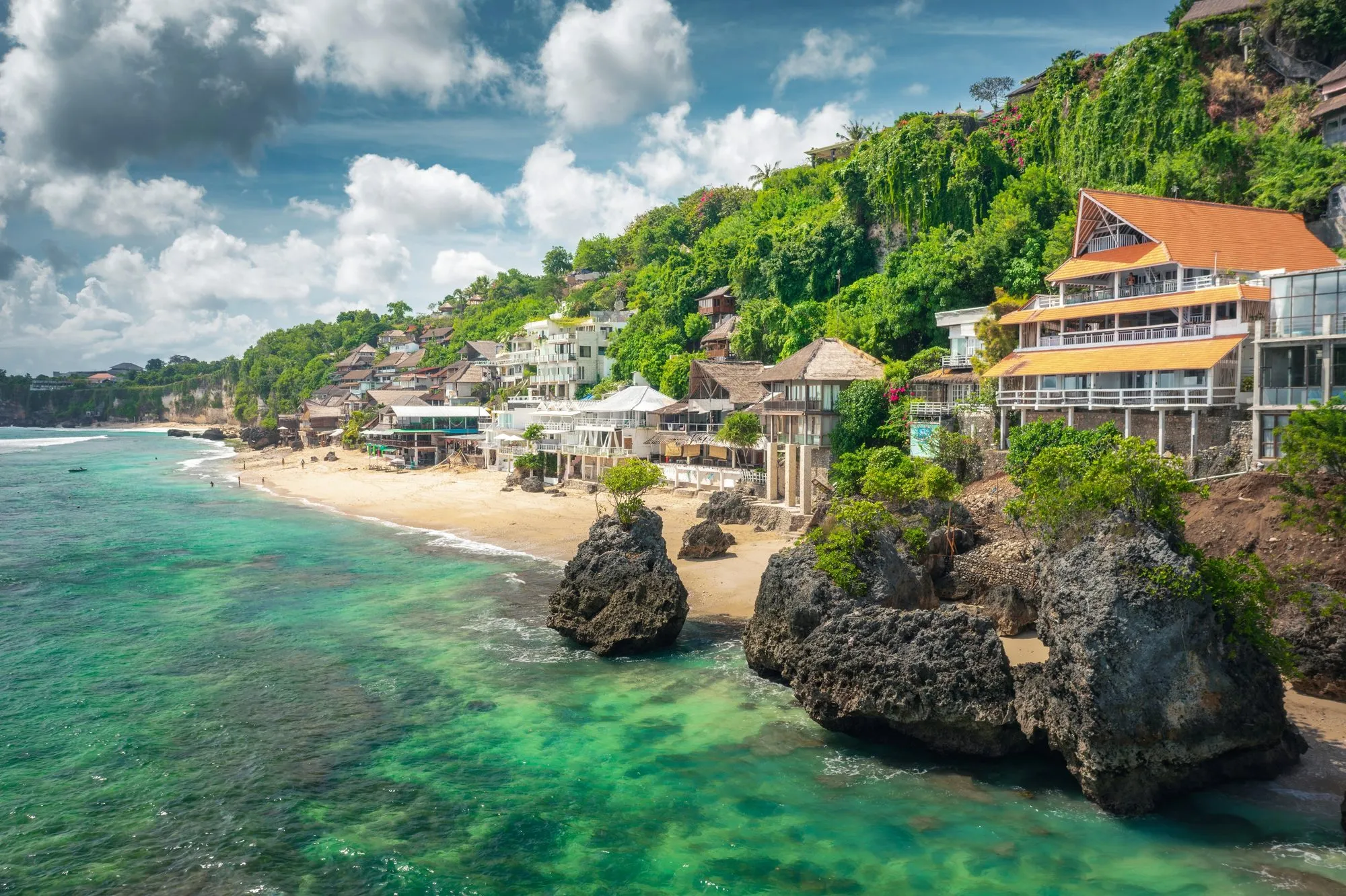 Bucht mit Villen und Strand in Uluwatu im Süden Balis